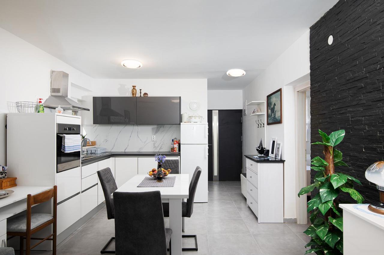 Sea View With Free Parking Apartment Pula